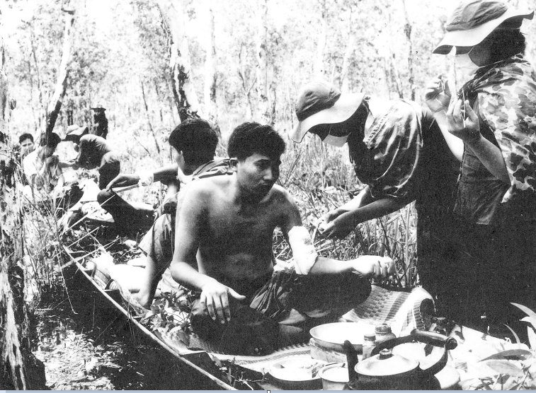 Thay băng cho thương binh trên xuồng ba lá ở rừng U Minh